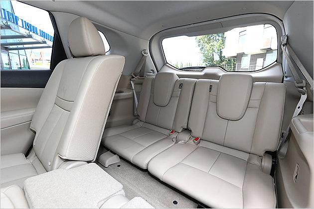 Sogar die Reihe drei ist von Erwachsenen benutzbar, auch wenn es hier zum Dach hin knapp wird