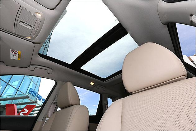 Das Panorama-Schiebedach kostet 900 Euro Aufpreis und ist ab der mittleren Ausstattung Acenta verfügbar