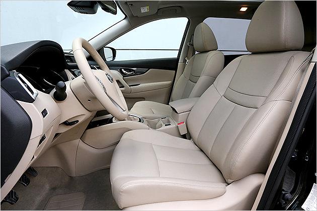 Die Sitze wurden angeblich zusammen mit der NASA entwickelt. Sie sind bequem, bieten aber wenig Seitenhalt