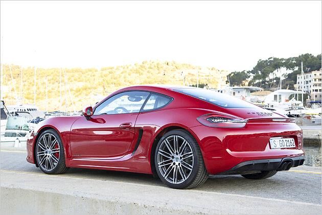 Dicht kauert sich der Cayman GTS auf den Asphalt