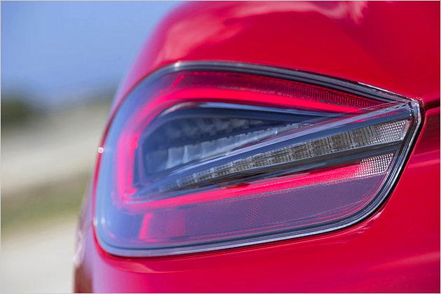Wie beim Cayman üblich, streckt sich der Heckspoiler bis in die Leuchten hinein
