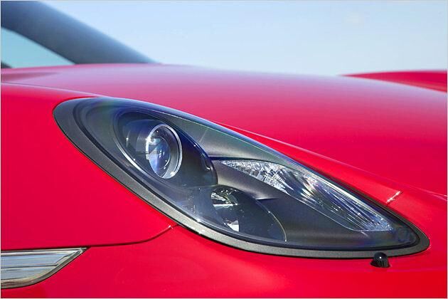 Serienmäßig ist im GTS das "Porsche Dynamik Light System" mit Kurvenlicht und geschwindigkeitsabhängiger Fahrlichtsteuerung