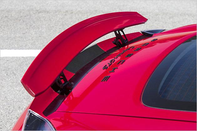 Per Knopfdruck kann der Heckspoiler auch im Stand ausgefahren werden