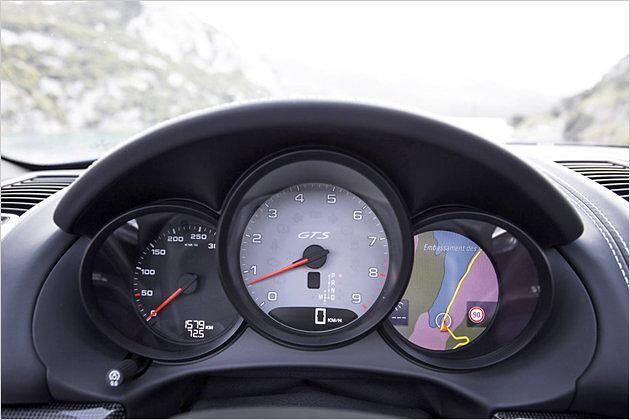 Im rechten Display wird ein Teil der Navigation angezeigt. Neu im Cayman/Boxster: Die Verkehrszeichenerkennung