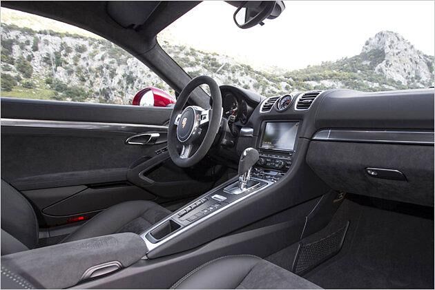 Im Innenraum gleichen sich Cayman GTS und Boxster GTS