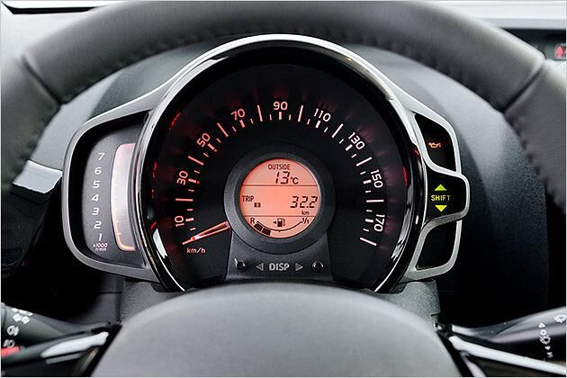 Links am Zentralinstrument befindet sich der Drehzahlmesser