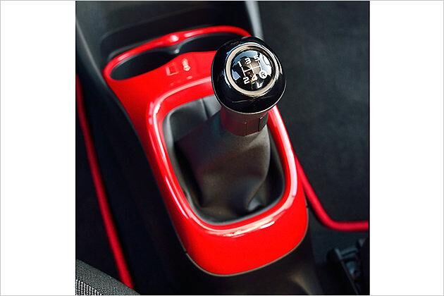 Für den Bereich um den Schalthebel sind verschiedene Farbtupfer wählbar