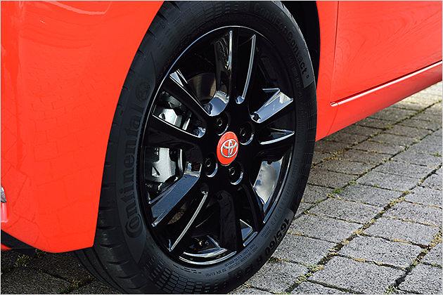 Schwarz lackierte 15-Zöller kosten 630 Euro Aufpreis