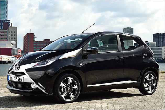 Der auf diesem Bild weiße Grilleinsatz kann laut Toyota beliebig gewechselt werden