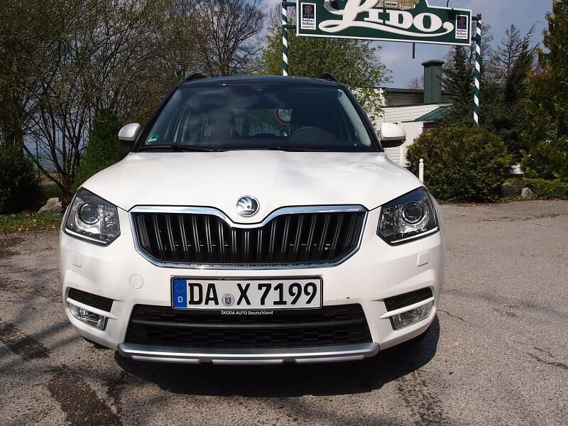 Der Skoda Yeti 2,0 TDI hat veränderte Frontscheinwerfer. Die runden \"Tränensäcke\" sind verschwunden.