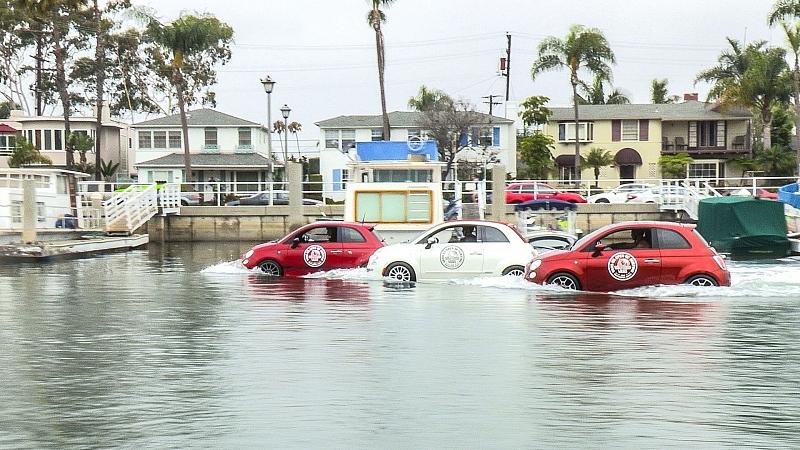 Lässiges Wasser-Trio: Ein Fiat 500 Abarth, das Fiat 500 Cabrio und ein Fiat 500