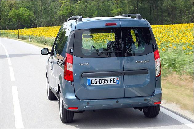 Am Heck gibt es zwei zur Seite öffnende Türen