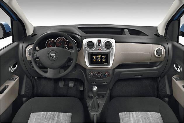 Hier findet man sich sofort zurecht, lediglich die Klimaregler sind zu tief angebracht