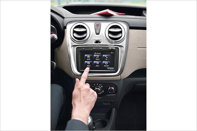 Das 430 Euro teure Multinediasystem samt Navigation gefällt durch einfache Bedienung