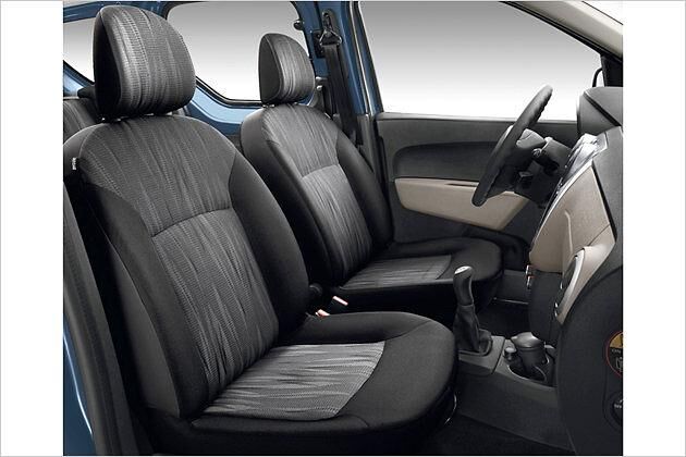 Eine Mittelarmlehne zwischen den Vordersitzen bietet Dacia als Zubehör an