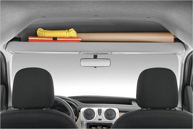 Über den Vordersitzen befindet sich eine geräumige Ablage