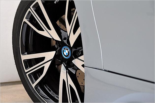 Ungewohntes Format: In den vorderen Radkästen drehen sich Reifen des Formats 195/50 R20