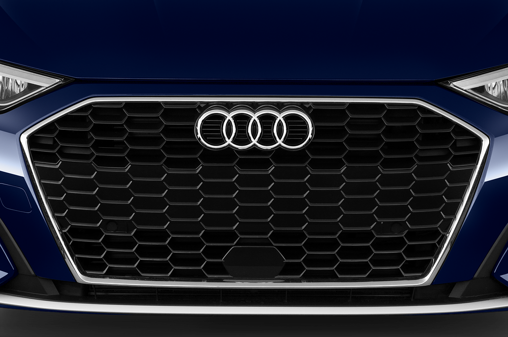 Audi A3 (Baujahr 2022) Advanced 4 Türen Kühlergrill und Scheinwerfer