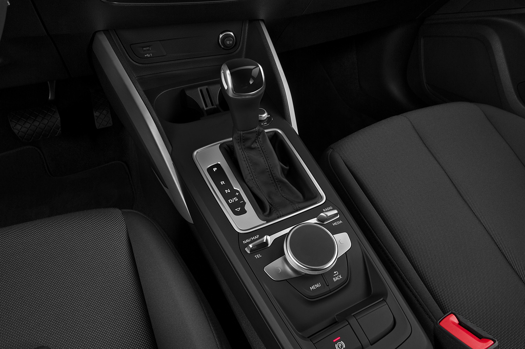 Audi Q2 (Baujahr 2022) S Line 5 Türen Schalthebel