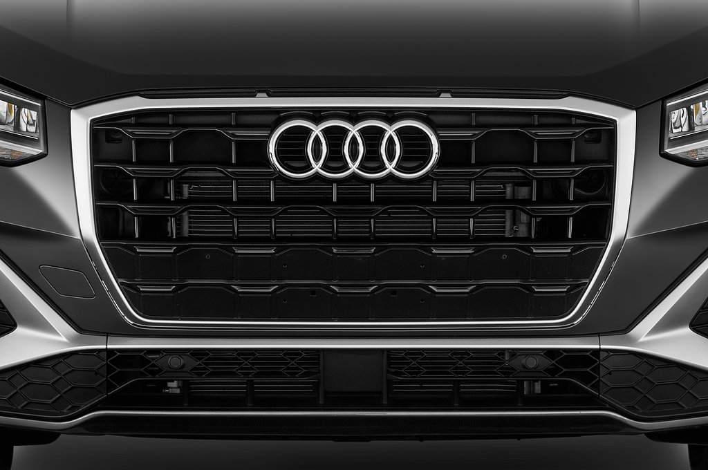 Audi Q2 (Baujahr 2022) S Line 5 Türen Kühlergrill und Scheinwerfer