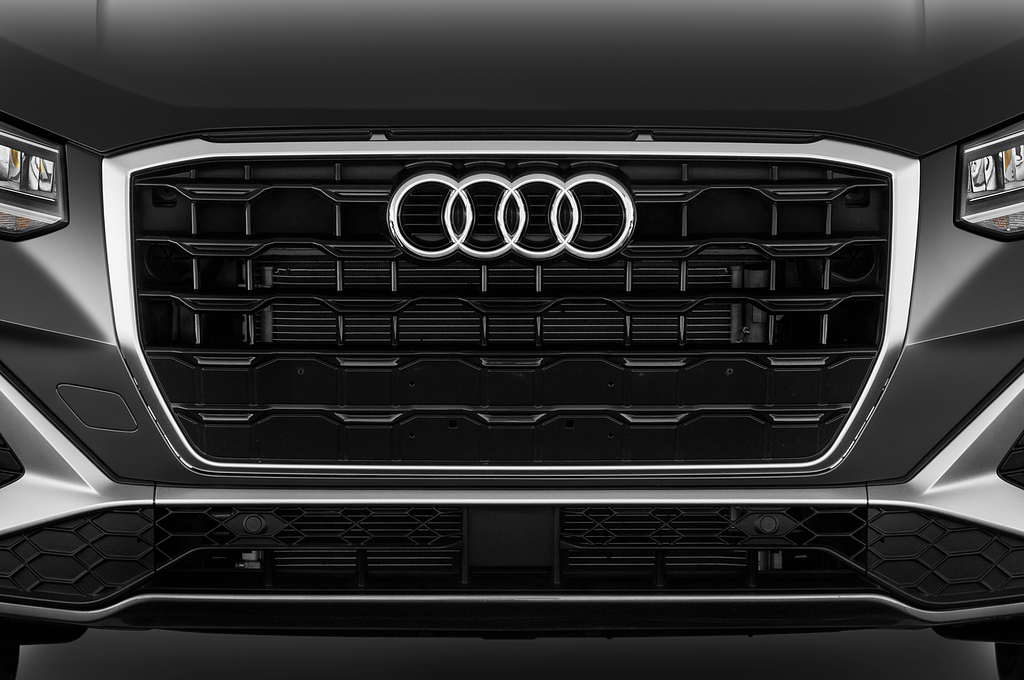 Audi Q2 (Baujahr 2023) S Line 5 Türen Kühlergrill und Scheinwerfer