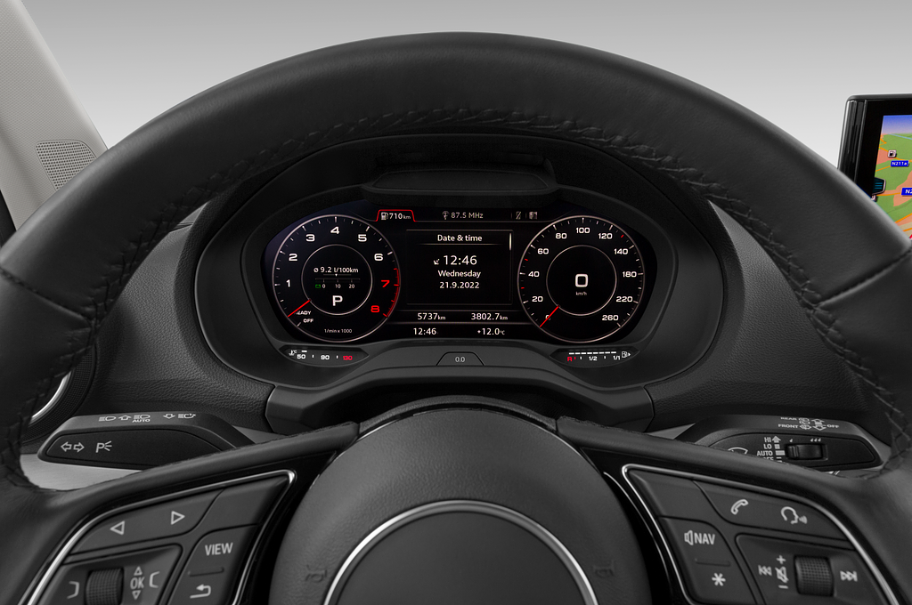 Audi Q2 (Baujahr 2023) S Line 5 Türen Tacho und Fahrerinstrumente