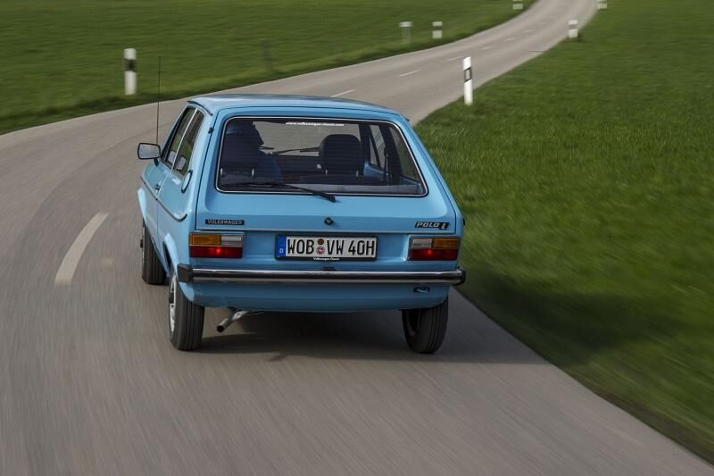 Auf der Straße hält der Klassiker gut mit