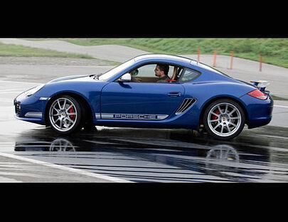 Wer Spaß an harten, sportlichen Fahrzeugen hat, ist beim Porsche Cayman R genau richtig.