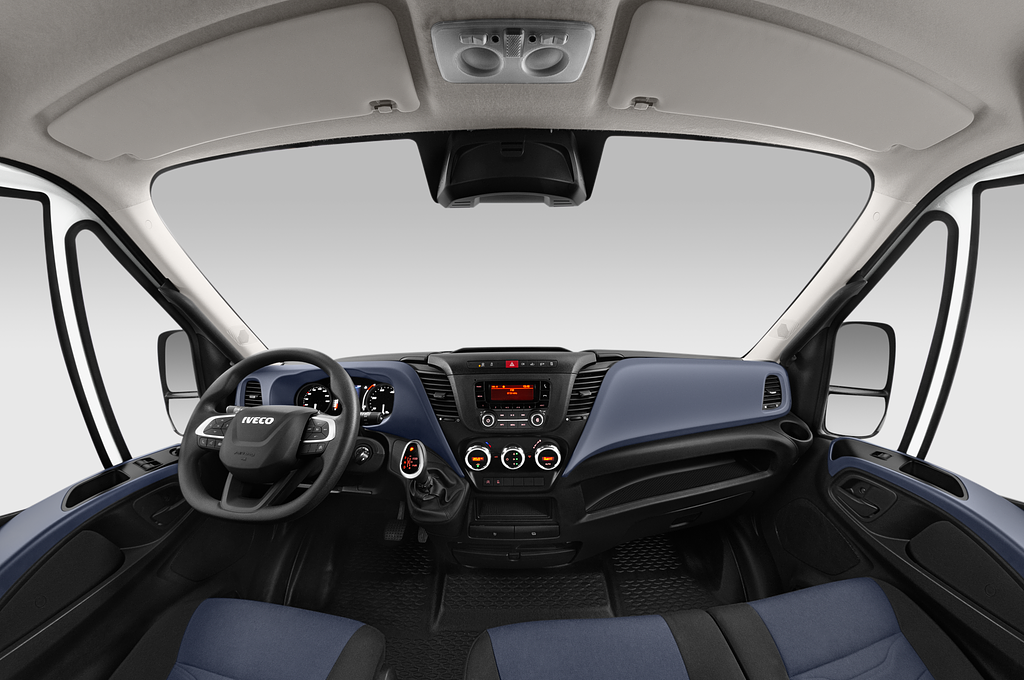 Iveco Daily (Baujahr 2021) 12m3 L3H2 4 Türen Cockpit und Innenraum