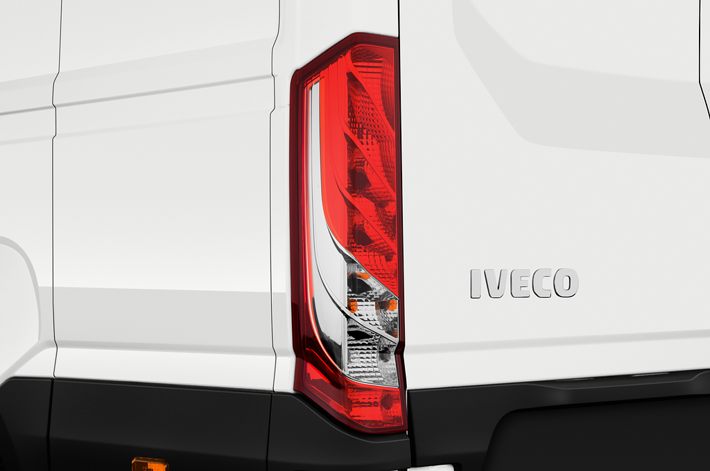 Iveco Daily (Baujahr 2021) 12m3 L3H2 4 Türen Rücklicht