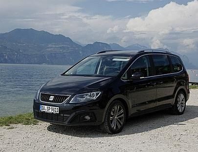 Seat Alhambra am Gardasee. Elektrische Türen und Heckklappe sind einfach zu bedienen.
