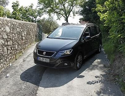 Wenden auf einer Briefmarken. Kann der Seat Alhambra da wende? Ja, sogar ohne Einweiser Dank Rückwärtskamera.