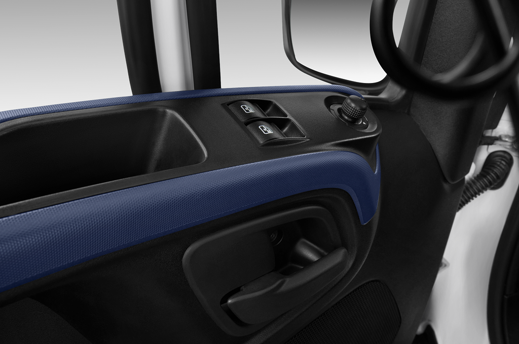 Iveco Daily (Baujahr 2021) - 4 Türen Bedienungselemente Tür