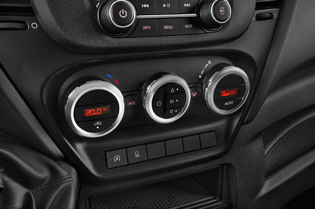 Iveco Daily (Baujahr 2023) 35S 4 Türen Temperatur und Klimaanlage