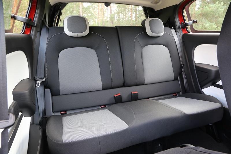 Auf der Rückbank finden zwei Personen Platz.