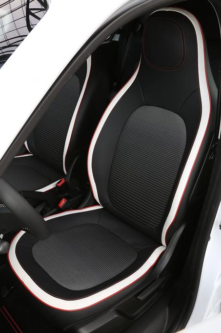 Die Sitze sind nicht sehr angenehm und verfügen über nahezu gar keinen Seitenhalt.