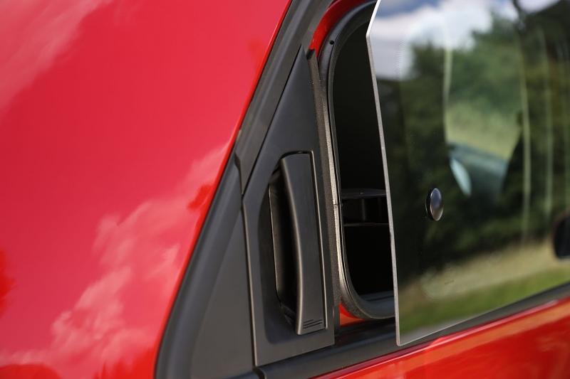 Hier befindet sich der Griff für die hintere Tür.