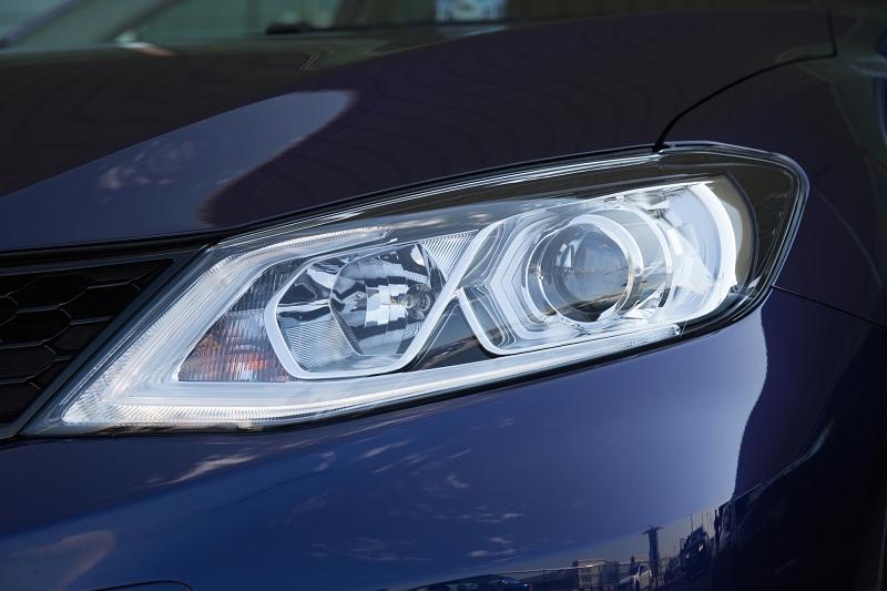 Schmale Scheinwerfer verleihen dem Gesicht des Pulsar Ausdruck