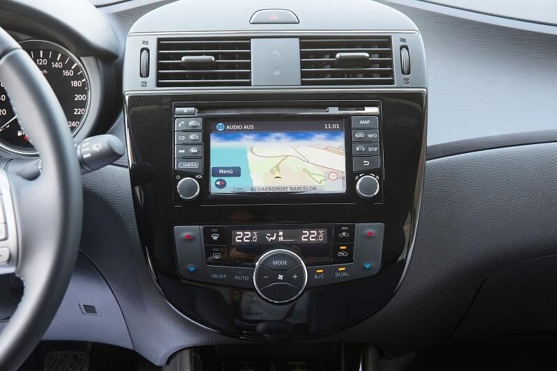 Ein Klavierlackrahmen ziert den Infotainment-Monitor