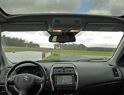 Im Panoramadach (kein Schiebedach) haben die Ingenieure noch ein nettes Feature eingebaut. Eine LED-Licht-Leiste, die man dreistufig dimmen kann.