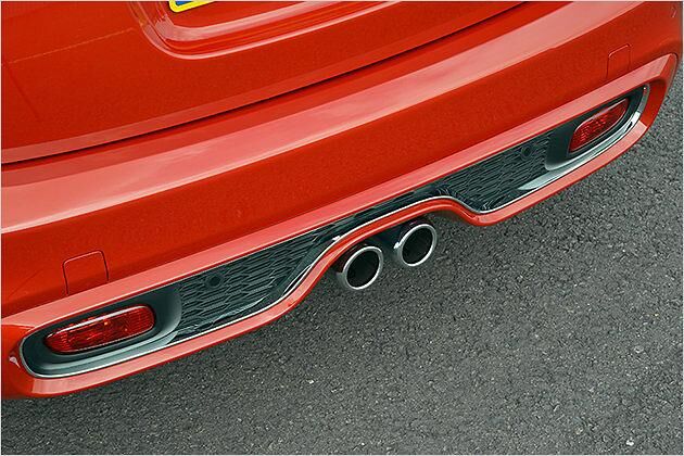 Die zweiflutige Abgasanlage unterscheidet den S von dem Mini One und dem Mini Cooper