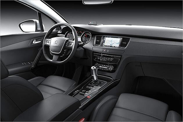 Cockpit: Die Display-Inhalte werden nicht mehr per Knopf in der Mittelkonsole, sondern per Touchscreen gesteuert