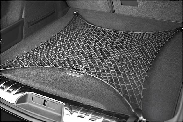 Ein Gepäcknetz hält kleinere Gegenstände an Ort und Stelle