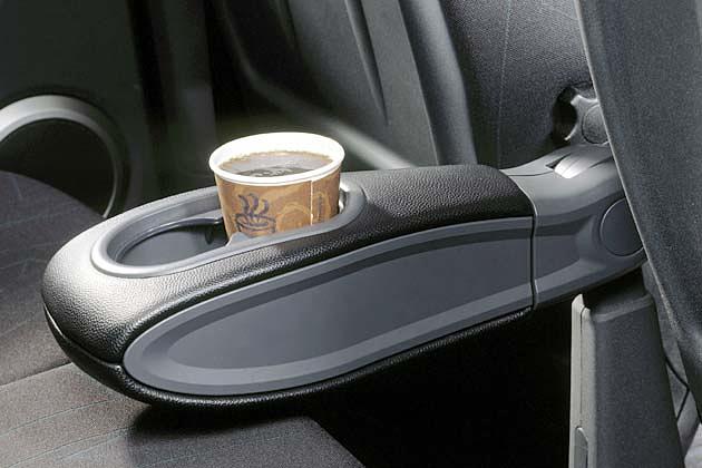 Nach vorn klappbare sowie axial drehbare "twinface"-Armlehne: Ablage oder Cupholder