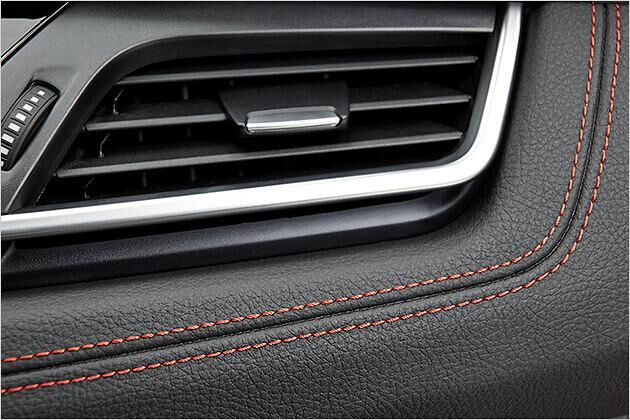 Die roten Ziernähte weisen auf die Sport-Line-Ausstattung hin