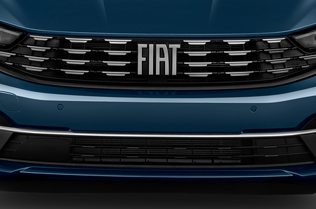 FIAT Tipo (Baujahr 2021) Life 5 Türen Kühlergrill und Scheinwerfer