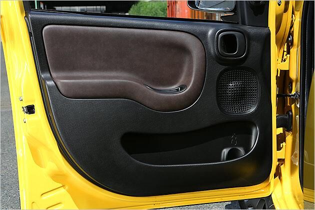 Die Türverkleidung ist aus eher einfachem Plastik