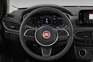 FIAT Tipo Kombi (Baujahr 2023) Cross 5 Türen Lenkrad