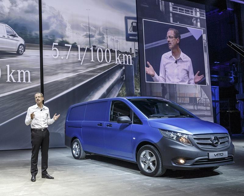 Mercedes Vito 2015_mit Nutzfahrzeug-Chef Volker Mornhinweg