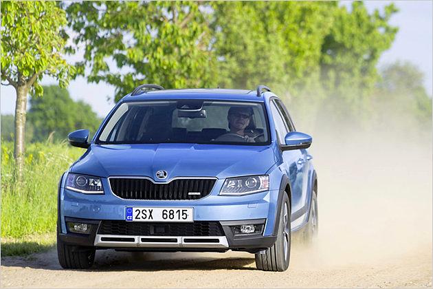 Vorn schaut der silberne Plastik-Unterbodenschutz hervor